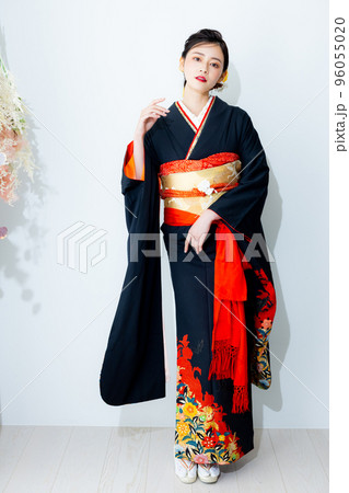 黒い振袖の女性 96055020