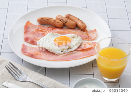 朝食　breakfast 96055040