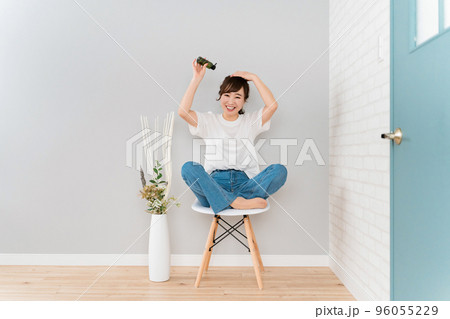 髪の毛にヘアケア用品・スタイリング剤をつける日本人女性 96055229
