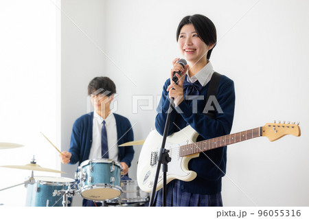 ドラマー　女子高生　ドラム教室 96055316