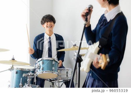 ドラマー　女子高生　ドラム教室 96055319