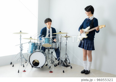 ドラマー　女子高生　ドラム教室 96055321