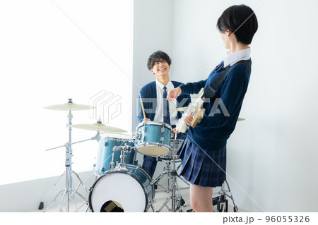 ドラマー　女子高生　ドラム教室 96055326