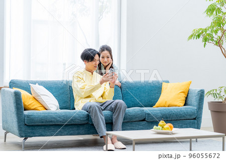 スマホを見るカップル 96055672