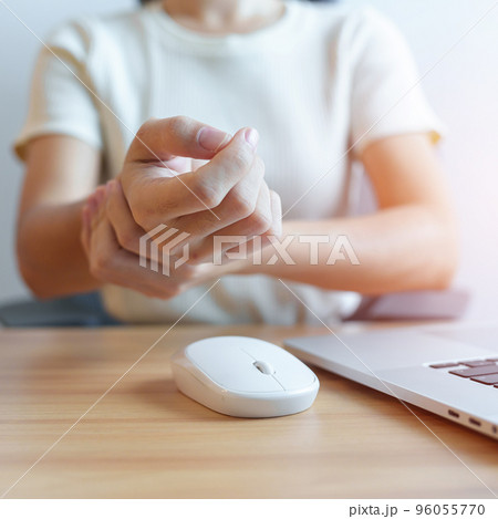Woman having wrist pain when using mouse during working long time on workplace. De Quervain s tenosynovitis, ergonomic, Carpal Tunnel Syndrome or Office syndrome concept Woman having wrist pain when using mouse during working long time on workplace. De Quervain s tenosynovitis, ergonomic, Carpal Tunnel Syndrome or Office syndrome concept 96055770