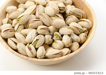 木の器に入ったピスタチオ 木の器に入ったピスタチオ 96055823