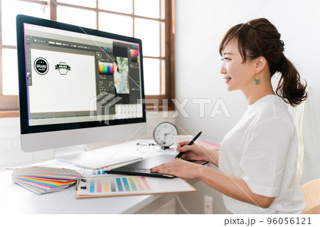 ペンタブを使ってグラフィックデザイナー・イラストレーターの仕事をする日本人女性 96056121