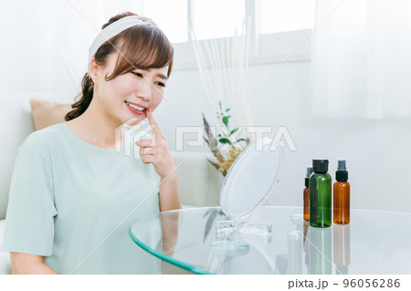 家で鏡を見ながら奥歯・親しらず・口内炎で悩む女性 家で鏡を見ながら奥歯・親しらず・口内炎で悩む女性 96056286