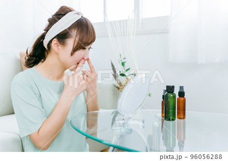 メイクをしながら小鼻の毛穴を見る日本人女性 メイクをしながら小鼻の毛穴を見る日本人女性 96056288
