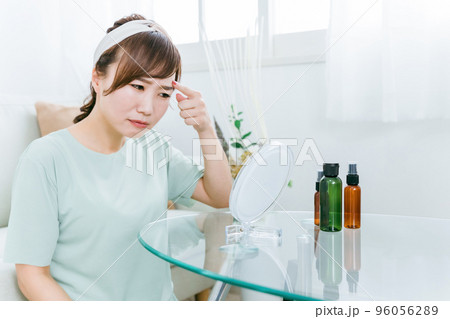 メイクをしながら眉毛・眉間が気になる日本人女性 メイクをしながら眉毛・眉間が気になる日本人女性 96056289