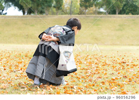 七五三で袴を着て記念写真を撮る日本人の5歳の男の子 96056296