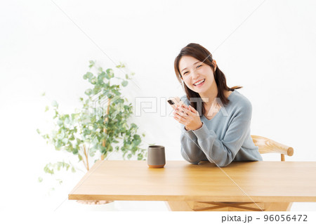 携帯電話を持つ女性 携帯電話を持つ女性 96056472