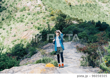 登山をする女性 96056505