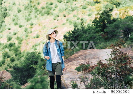 登山をする女性 96056506