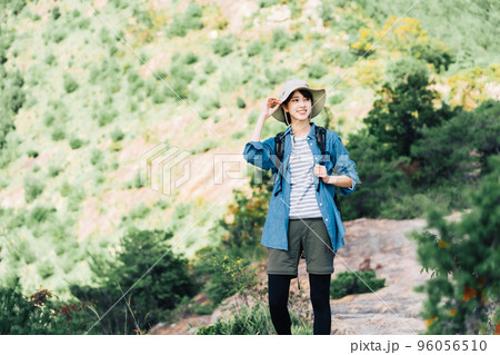 登山をする女性 96056510