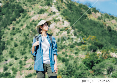 登山をする女性 登山をする女性 96056511