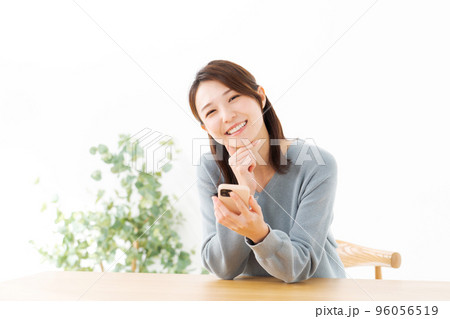 携帯電話を持つ女性 携帯電話を持つ女性 96056519