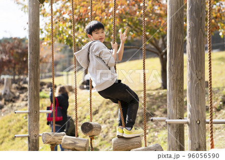 秋の公園で楽しく元気に遊ぶ少年 96056590