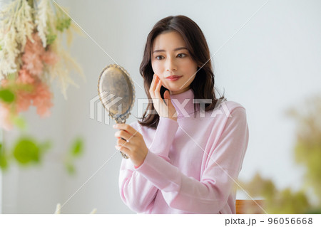 ピンクのニットの女性 96056668