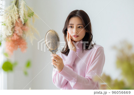 ピンクのニットの女性 96056669