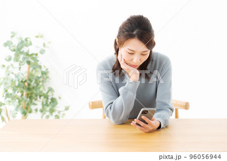 携帯電話を持つ女性 96056944