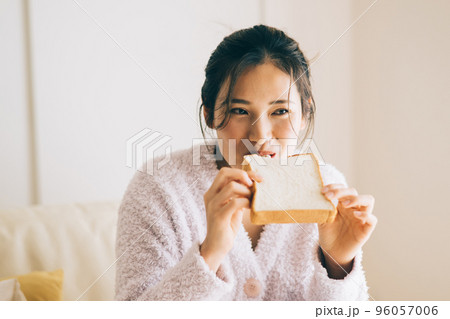 食パンを食べる女性 食パンを食べる女性 96057006