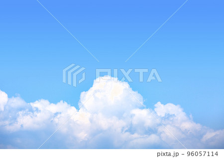 夏の青空と白い雲 96057114