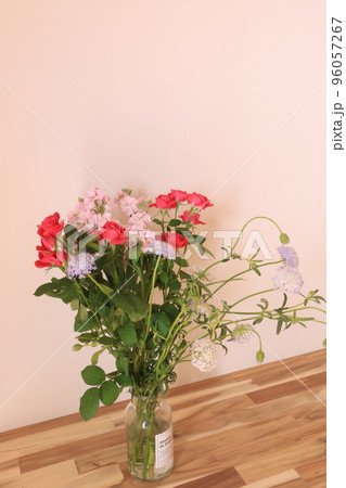 簡単に花瓶に花 96057267