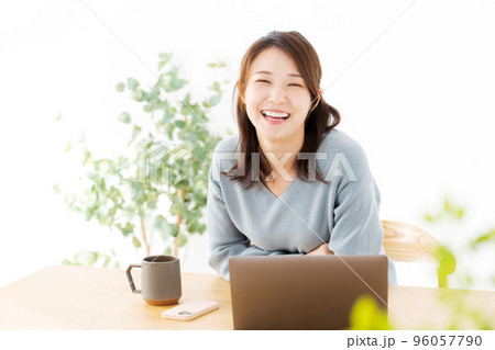 パソコンを操作する女性 96057790