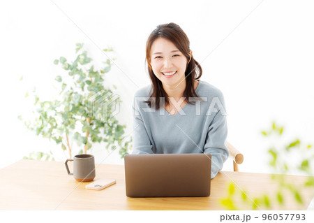 パソコンを操作する女性 96057793