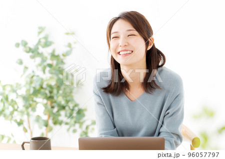 パソコンを操作する女性 96057797