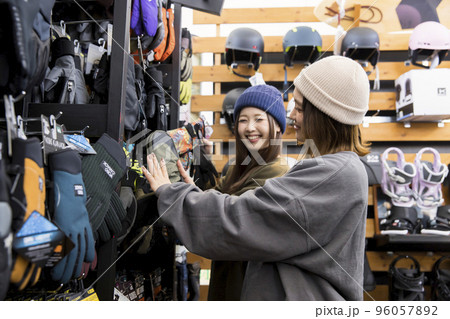 スポーツショップで買い物をする若い女性 96057892