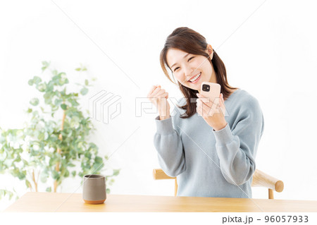 スマホを持つ女性 スマホを持つ女性 96057933