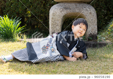 七五三で袴を着て記念写真を撮る日本人の5歳の男の子 96058190