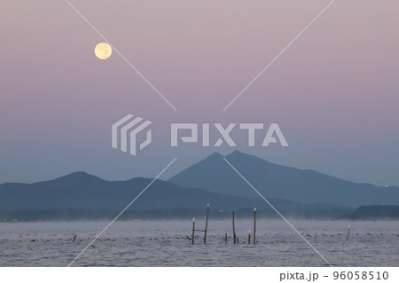 筑波山に落ちる夜明け前の満月 96058510