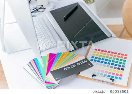 テーマカラーを選んでいるデザイナー・イラストレーターのオフィスにあるデスク テーマカラーを選んでいるデザイナー・イラストレーターのオフィスにあるデスク 96058601