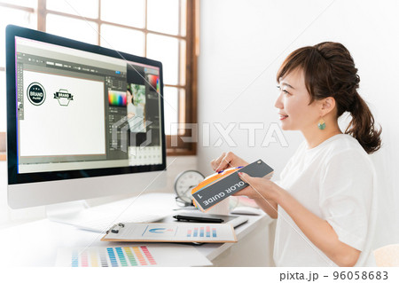 色見本を見ながらオンラインミーティング・WEB会議するデザイナーのアジア人女性 色見本を見ながらオンラインミーティング・WEB会議するデザイナーのアジア人女性 96058683