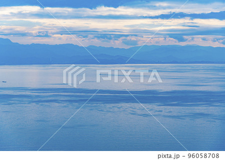 静寂な奧琵琶湖 96058708