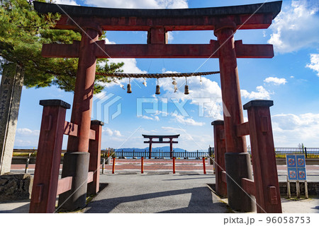 白鬚神社鳥居が琵琶湖に続く 96058753