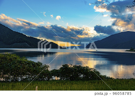 奥琵琶湖の夕暮れ 96058785