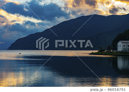 奥琵琶湖の夕暮れ 奥琵琶湖の夕暮れ 96058791