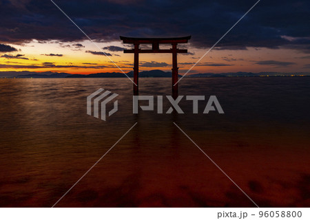 近江最古の大社 夜明け前の琵琶湖に建つ白髭神社の鳥居の写真素材