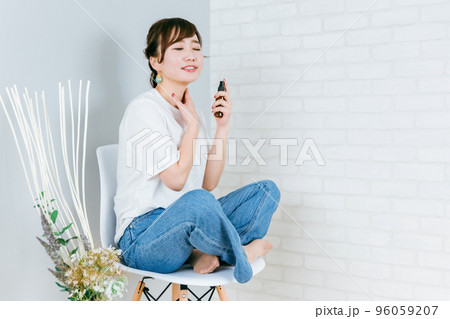 椅子に座りながらネックケアするアジア人女性(首) 椅子に座りながらネックケアするアジア人女性(首) 96059207