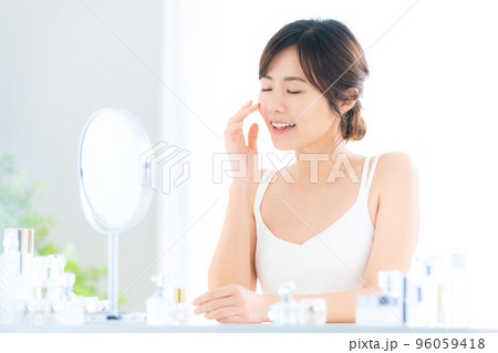 女性　ビューティー　美容　メイク　スキンケア 96059418