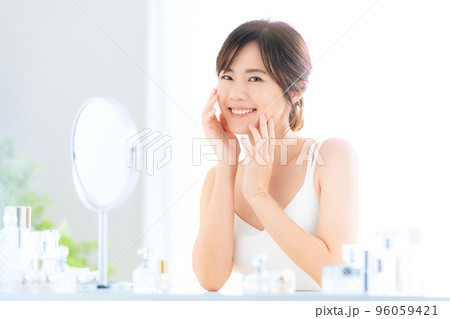 女性　ビューティー　美容　メイク　スキンケア 96059421