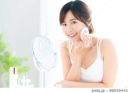 女性　ビューティー　美容　メイク　スキンケア 96059442
