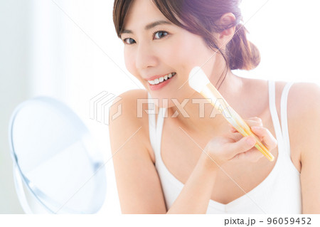 女性　ビューティー　美容　メイク　スキンケア 96059452