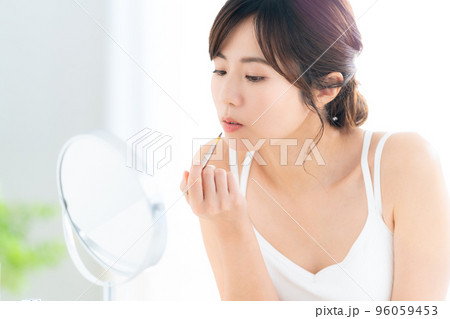 女性　ビューティー　美容　メイク　スキンケア 96059453