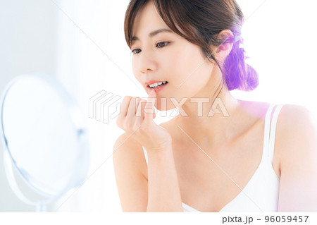 女性　ビューティー　美容　メイク　スキンケア 96059457