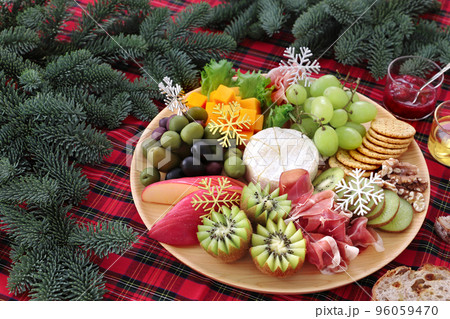 クリスマス チーズプラッター、チーズボード、シャルキュトリーの写真